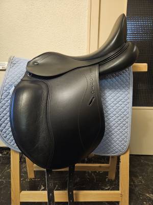 Selle de dressage ikonic 17.5