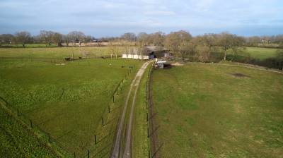 Batiment et terres agricoles