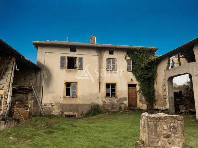 Maison à rénover avec dépendances, 2 ha 70 a avec point d'eau