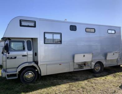 Camion chevaux 4/5 places + home car 