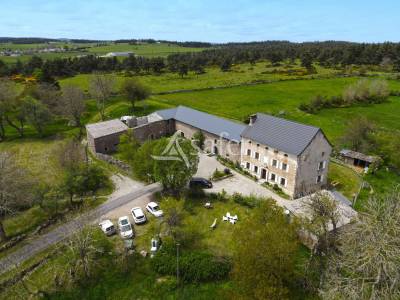 Bâtisses en pierre sur 4 hectares avec activités culinaire et