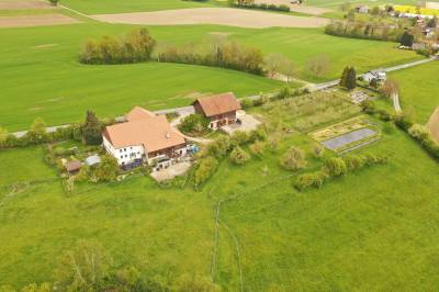 Ferme équestre avec stabulation