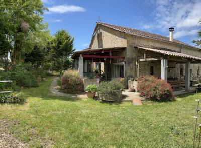 1 maison , 2 dépendances sur 4,5 hectares label bio