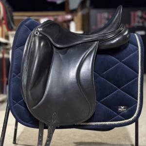 Selle de dressage 17