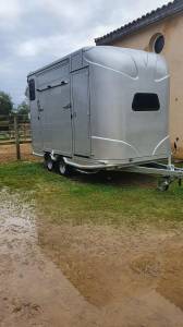Van chevaux groom gris alu en stalles