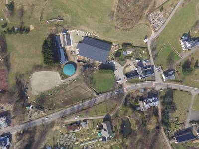 Ecurie de propriétaire en activité avec maison d’habita