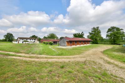 Domaine niché dans un écrin de verdure de 21ha (01)