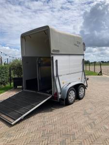 Super net onderhouden 2 paards trailer extra hoog !