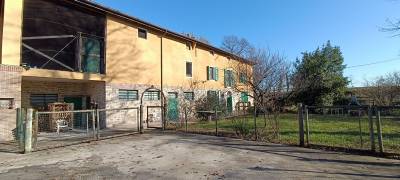 PORZIONE DI CASA COLONICA CON GIARDINO