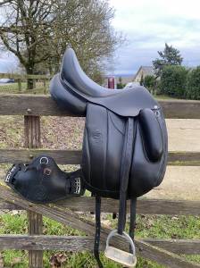 Selle de dressage forestier  aachen   taille 17  très bon état 