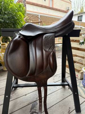 Selle rebelle sellier monoquartier 17,5” + accessoires