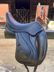 Selle dressage Antares modèle Cadence, monoflap, 17"
