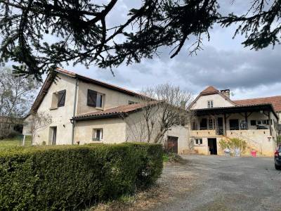 Propriété équestre sur 17 ha - 25 mn SARLAT LA C. (24)