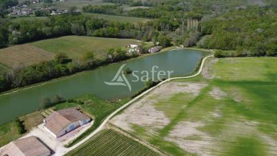 Demeures de CHARME avec ETANG + 50 hectares de terres agricoles