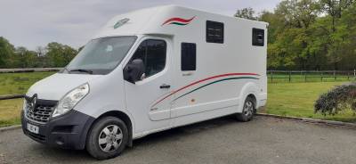 Camion chevaux barbot 5 places assises stalles