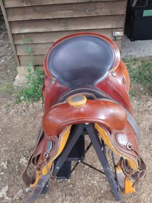 A vendre très belle selle américaine 16 pouces 