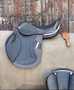 Selle ekus f3 état neuf en 17,5