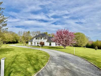 MAISON CONTEMPORAINE ÉDIFÉE SUR 1HA DE PARC