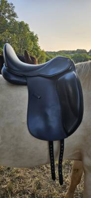 Selle de dressage 17,5 500€