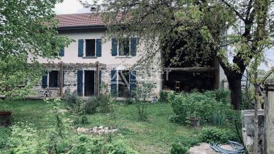 Maison en pisé avec installations équestres