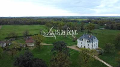 Château du xixème siècle en vendée avec 56.5 hectares, dépe