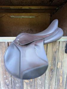 Selle d'équitation  decathlon  taille 17'5 pouces 