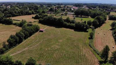 Ecurie de proprietaires en activite sur 10 ha 