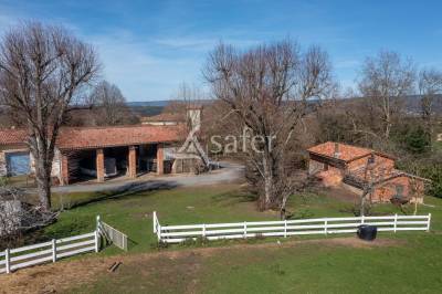 Domaine d'exception : 2 maisons d'habitations avec dépendances
