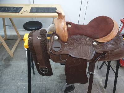 Silla de montar tejana de cuero y ante