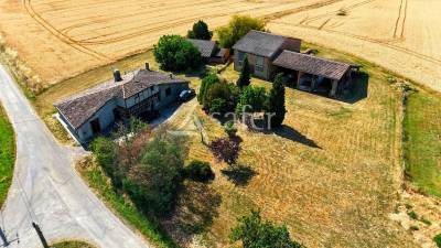 Ancienne ferme 151 m² habitable avec dépendances sur 7 ha sect