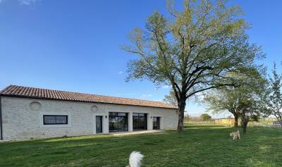 Maison en pierre rénovée avec installations équestres