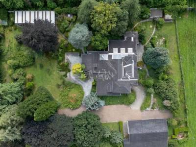Scuderie e area recintata equestre con villa e piscina