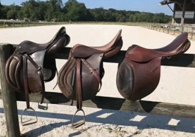 Lot de selles en cuir