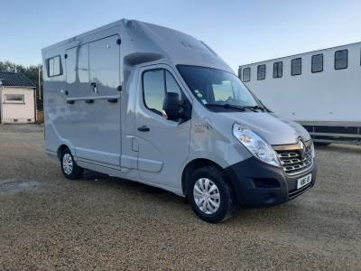 Furgoneta para caballos renault master 3 2018 de segunda mano