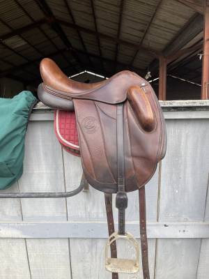 Selle de dressage forestier modèle aachen  17 pouces 