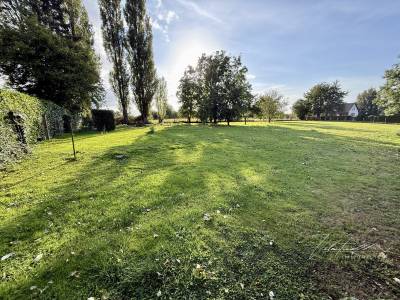 Terrain constructible de 2.385 m2 proche pont-l'évêque