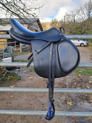 Selle d'obstacle rebelle, taille 17.5 de 2023.