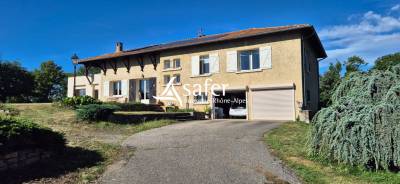 Maison traditionnelle en zone naturelle