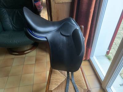 Vends selle de dressage manta.