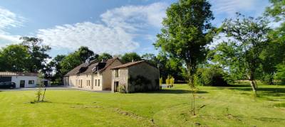 Belle ferme rénovée avec grand terrain et dépendances
