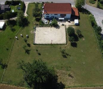 Ferme équestre rénovée avec 4 boxes et un paddock
