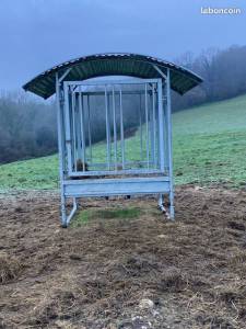 R&acirc;telier &agrave; foin de prairie