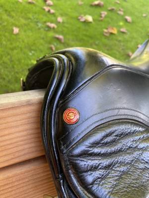 Selle de dressage noire 17