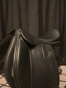 Selle d’équitation + étrivières