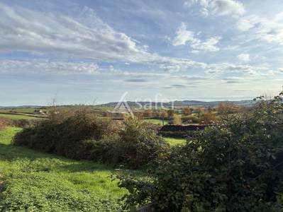 Grange en pierres avec 12ha de prés attenant