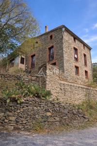 Propri&eacute;t&eacute; dans un petit hameau, 10 ha secteur des Aspres.