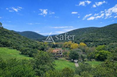 Propri&eacute;t&eacute; dans un petit hameau, 10 ha secteur des Aspres.