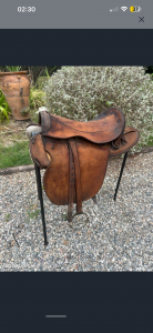 Selle en cuir cheval de cavalerie militaire guerre armé