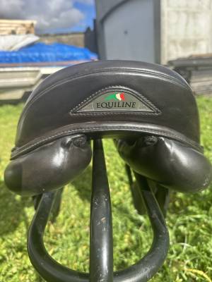 Selle equiline noir 17 pouces, semi-creux (convient trè