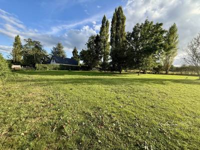 Terrain constructible de 2.385 m2 proche pont-l'évêque